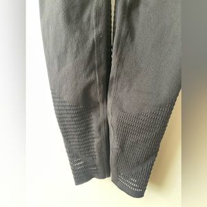 Athletic leggings with laser detail
